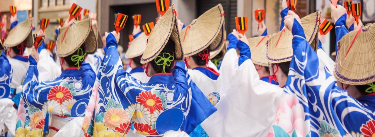 高知県で体感する夏の風物詩！よさこい祭りと華麗な花火大会の魅力