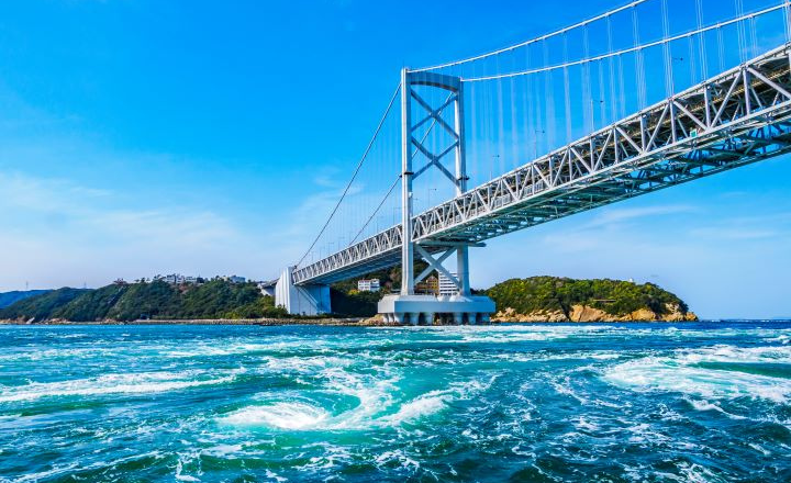 青空と大鳴門橋